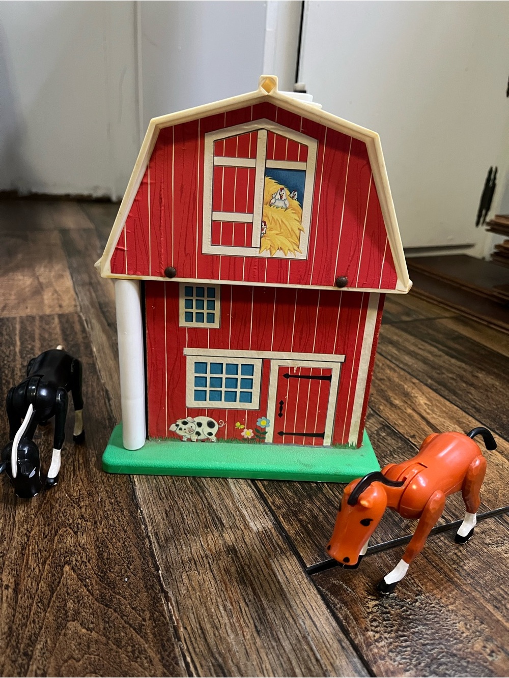 Vintage Fisher Price barn, tractor and farm animals - Picture 2 of 12